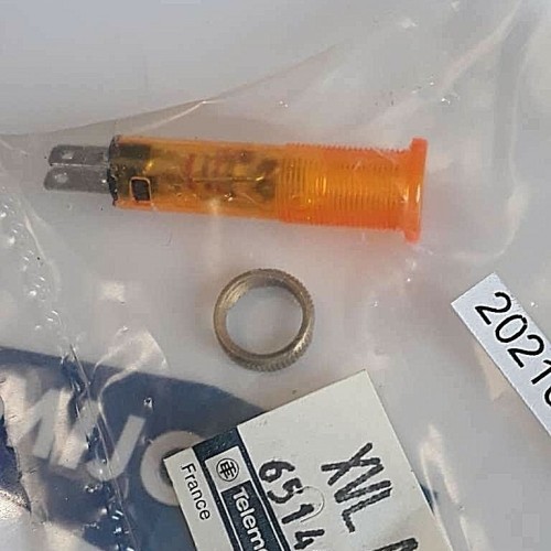 Telemecanique XVL A 245 65146 yellow PILOT LIGHT 24V XVLA245 Telemecanique XVL A 245 65146 yellow PILOT LIGHT 24V XVLA245