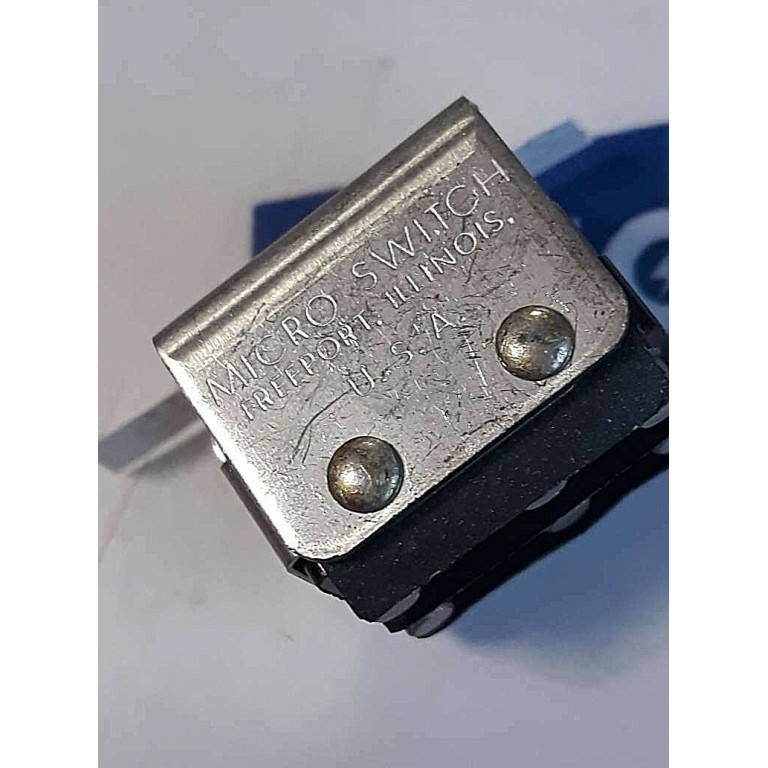 MICRO USA switch 2PB42 4-65 (new old stock) MICRO USA switch 2PB42 4-65 (new old stock)