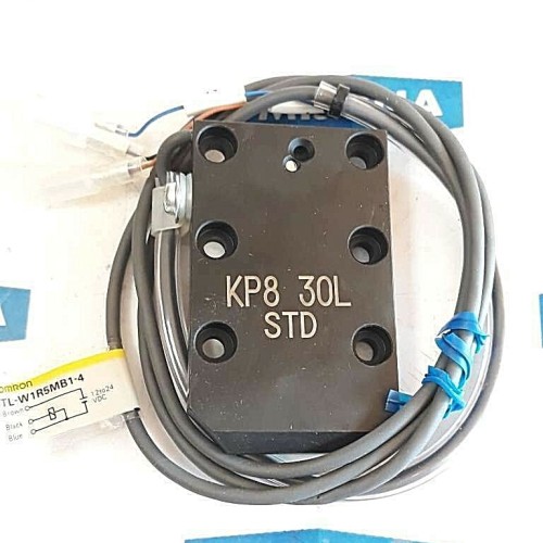 Omron TL W1R5MB1 4 12to24VDC / KP8 3OL STD SWK8 (new old stock)