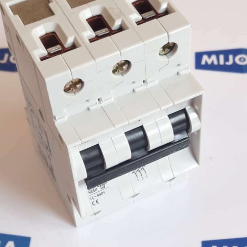 Siemens 5SX23 480V AC 5SX2 CIRCUIT BREAKER IEC 60898 3POL C3 (New old stock) Siemens 5SX23 480V AC 5SX2 CIRCUIT BREAKER IEC 60898 3POL C3 (New old stock)