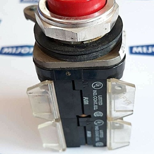 ALLEN BRADLEY 800T B6 SER N RED / 800T XD 600VAC (NEW OLD STOCK)