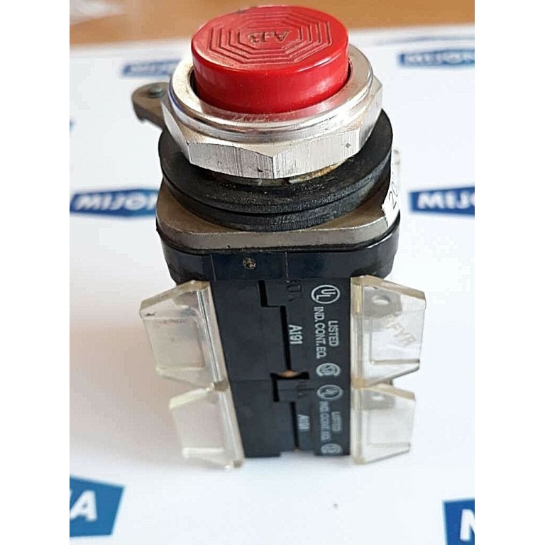 ALLEN BRADLEY 800T B6 SER N RED / 800T XD 600VAC (NEW OLD STOCK)
