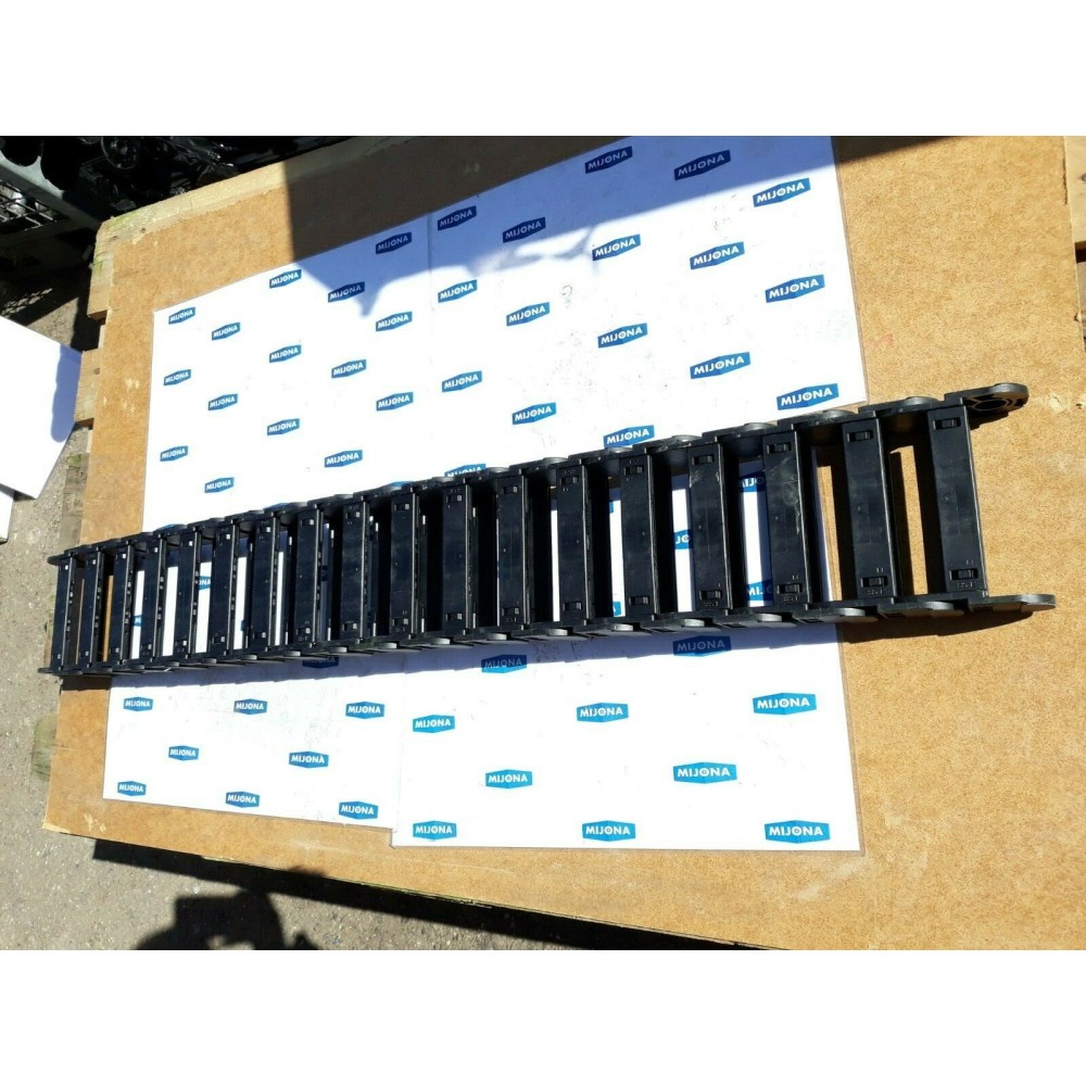 Igus 28 01 150 Cable drag chain 385 12 SEGMENTS 18 (New old stock) Igus 28 01 150 Cable drag chain 385 12 SEGMENTS 18 (New old stock)