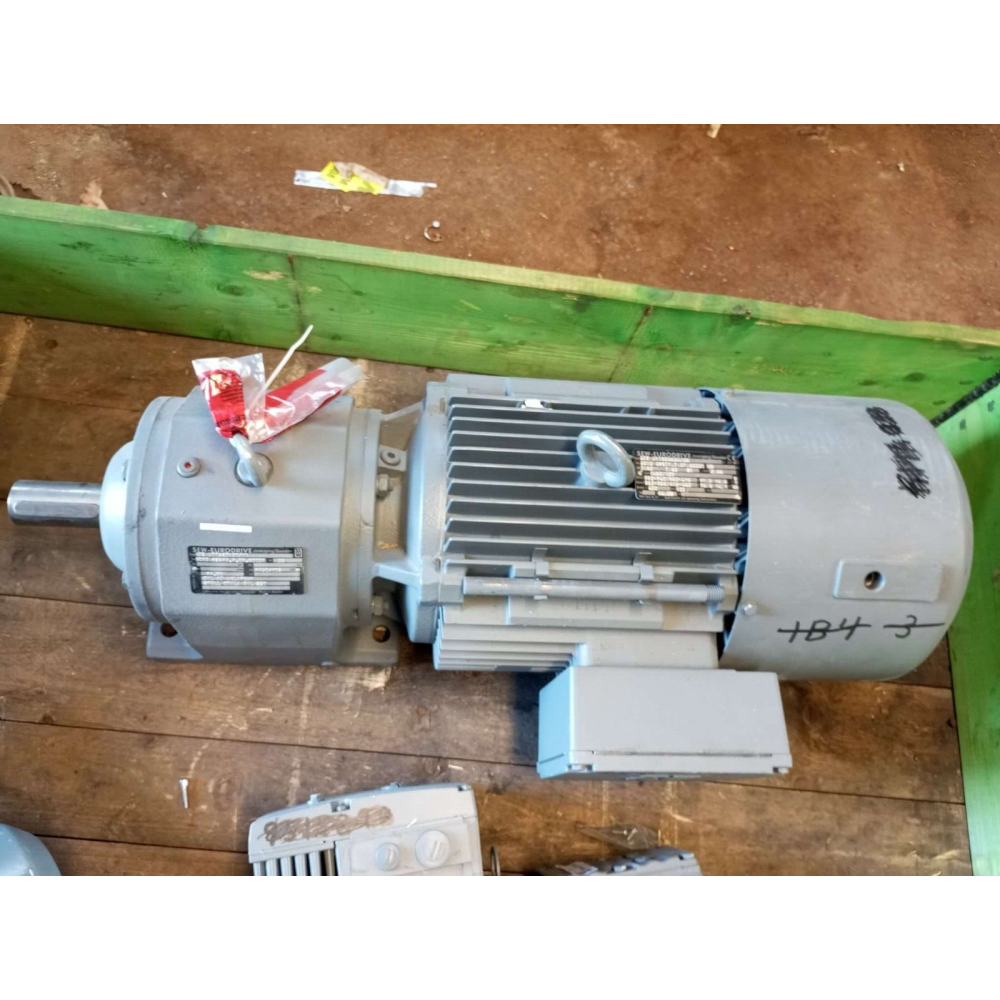 SEW Eurodrive R72 DV132M4BM HR 7,50KW 1450/102 RPM  new old stock