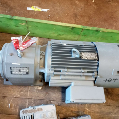 SEW Eurodrive R72 DV132M4BM HR 7,50KW 1450/102 RPM new old stock SEW Eurodrive R72 DV132M4BM HR 7,50KW 1450/102 RPM new old stock