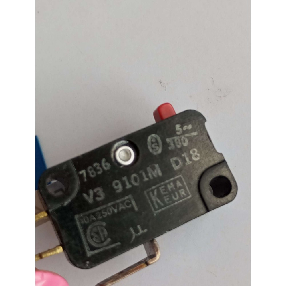 Honeywell V3 9101M D18 MICRO switch 10A 250VAC 7836 new old stock Honeywell V3 9101M D18 MICRO switch 10A 250VAC 7836 new old stock