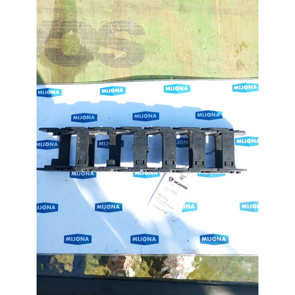 Igus 25 3 075 0 Cable drag chain 385 5 SEGMENTS 25.3.075.0 (New old stock)