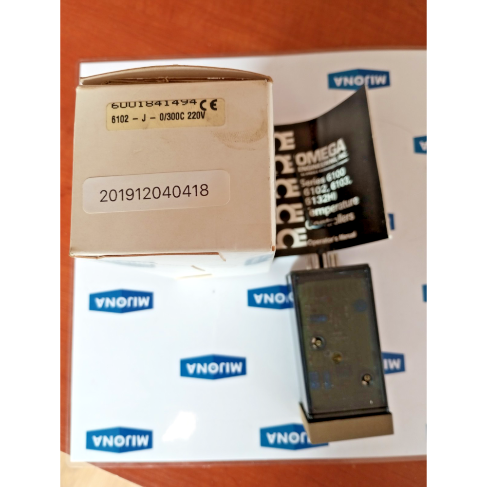 Omega 6100 temperature controller 220vac 6102-J-0/300c NEW OLD STOCK