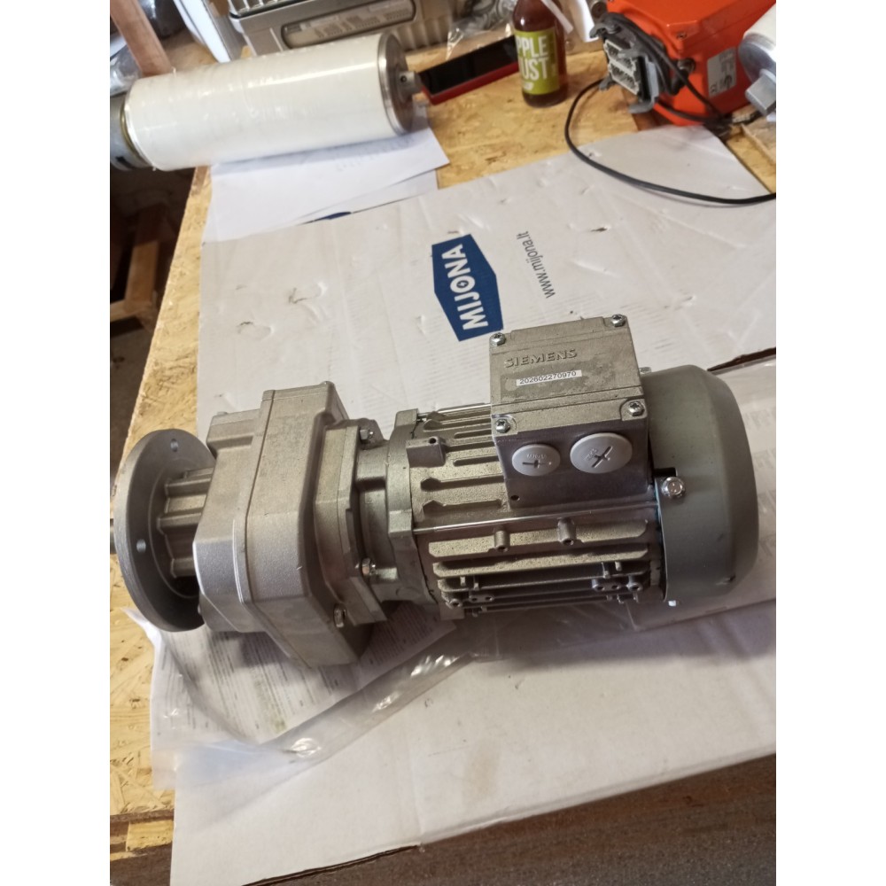 Siemens MOTOR 2KJ3102 1CE11 9 FA2 Z  ZF29 LA71MH4 (New old stock)