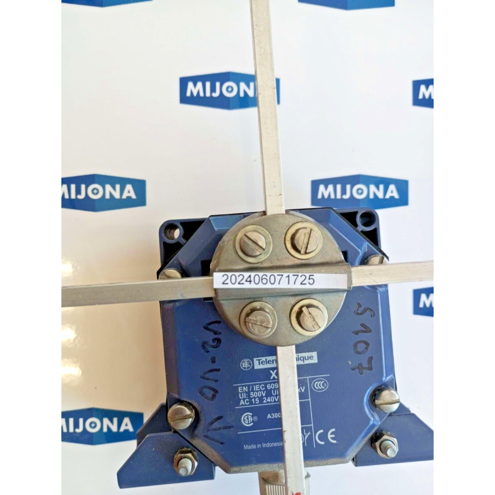 Telemecanique XCRE18 Limit Switch 500V AC 15 240V 3A XCR E18 Telemecanique XCRE18 Limit Switch 500V AC 15 240V 3A XCR E18