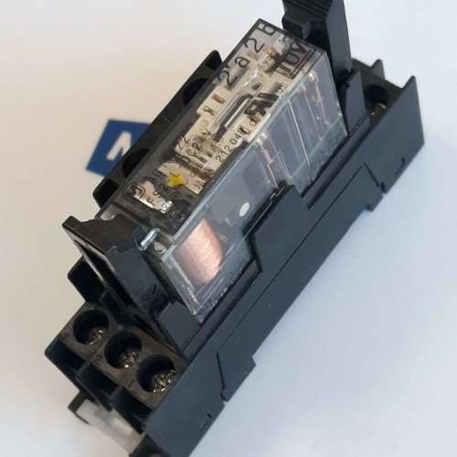 PANASONIC SAFETY RELAY AG1S122 SFS2 L DC24V SOCKET AG1S847 New old stock